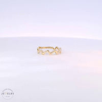 14k Yellow Gold Wavy Thin Band Ring